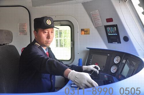 鐵路學(xué)校火車司機(jī)專業(yè)學(xué)生怎么考司機(jī)證？